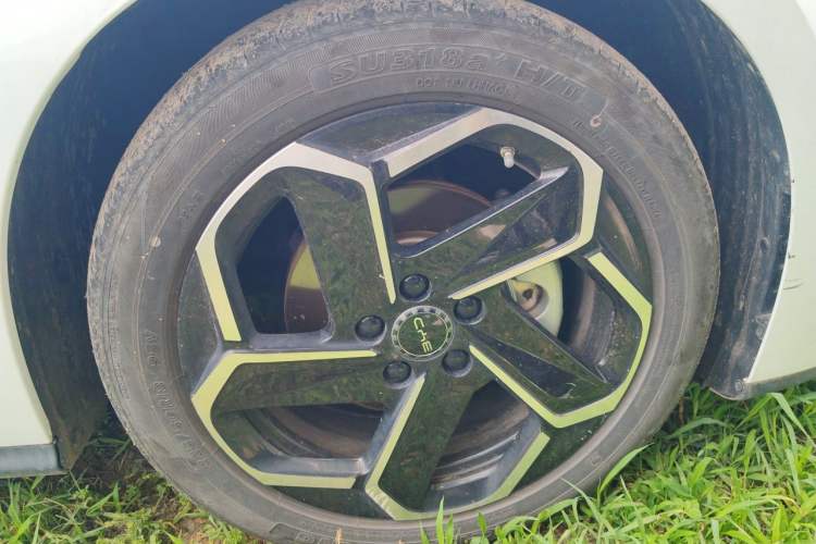 Used BYD Seal 06 New Energy 2024 DM-i 120KM Flagship Model Right Front Wheel Hub