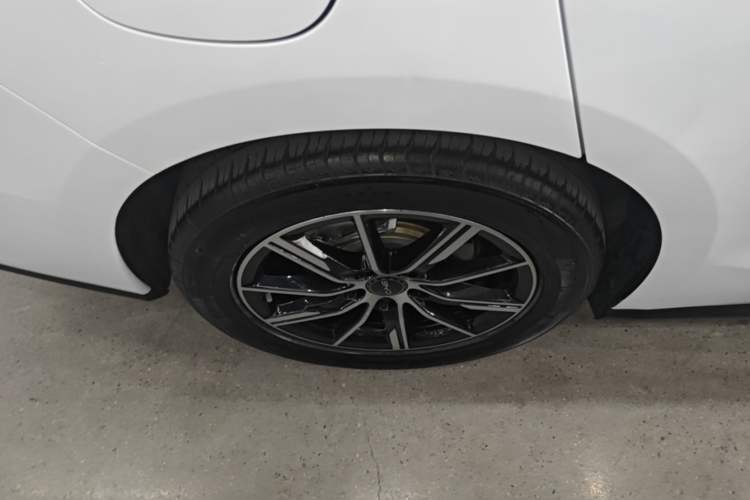Used BYD Seal 06 New Energy 2024 DM-i 120KM Luxury Model Right Rear Wheel Hub