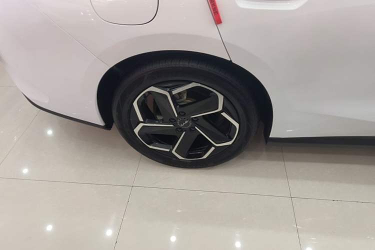 Used BYD Seal 06 New Energy 2024 DM-i 120KM Flagship Model Right Rear Wheel Hub