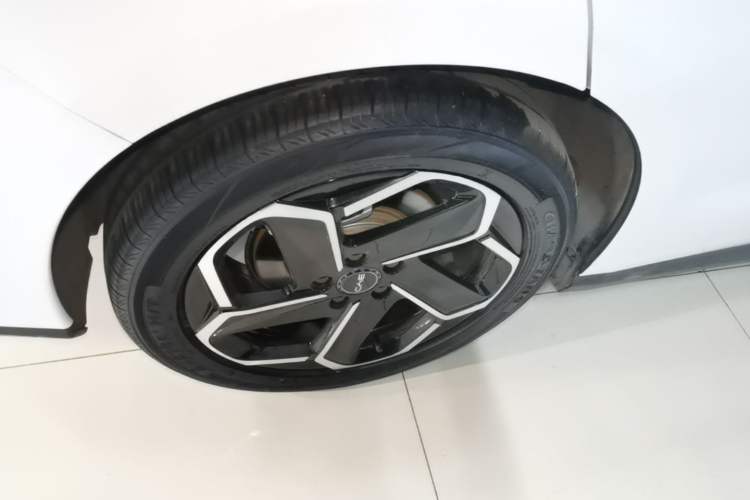 Used BYD Seal 06 New Energy 2024 DM-i 120KM Flagship Model Right Rear Wheel Hub