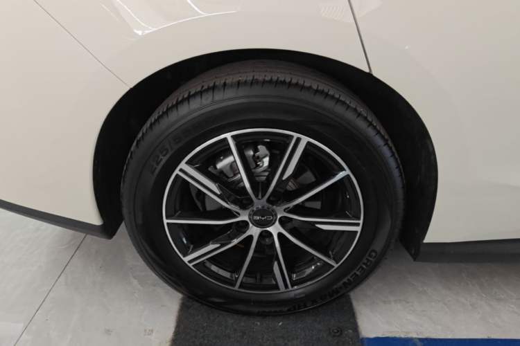 Used BYD Seal 06 New Energy 2024 DM-i 120KM Luxury Model Right Rear Wheel Hub