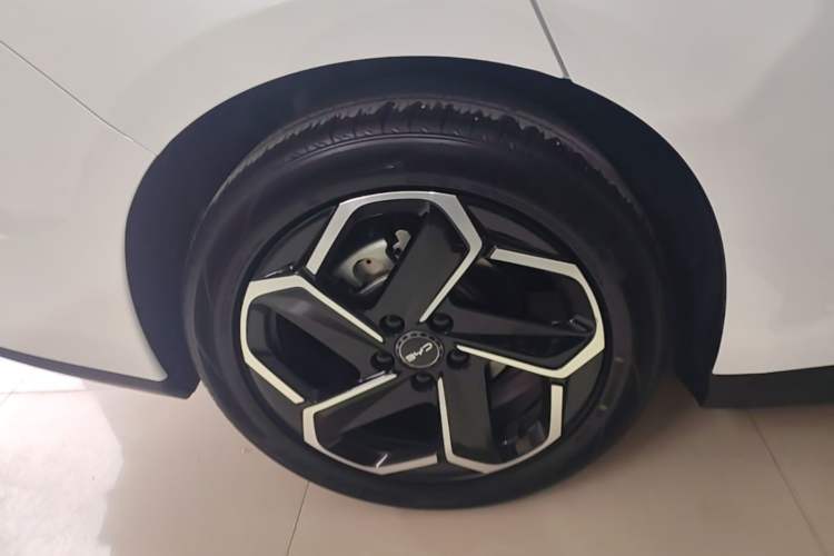 Used BYD Seal 06 New Energy 2024 DM-i 120KM Flagship Model Right Rear Wheel Hub