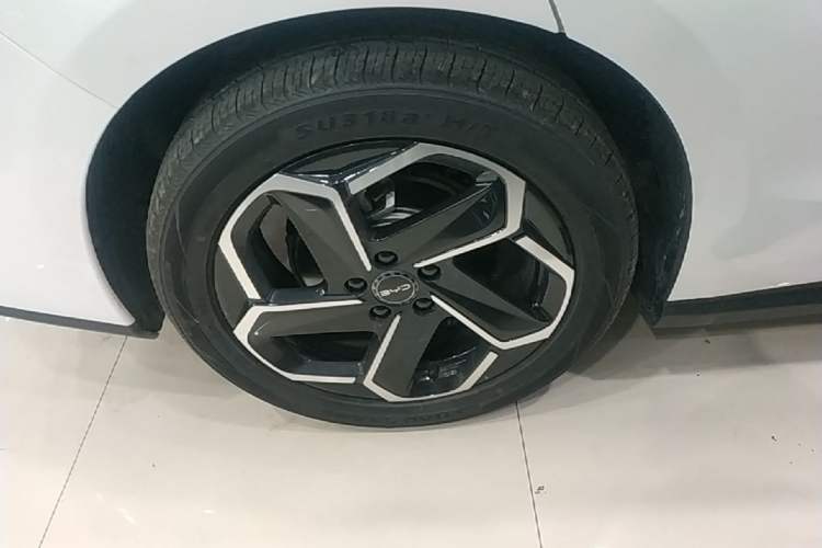 Used BYD Seal 06 New Energy 2024 DM-i 120KM Flagship Model Right Rear Wheel Hub