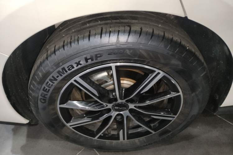 Used BYD Seal 06 New Energy 2024 DM-i 120KM Luxury Model Right Rear Wheel Hub