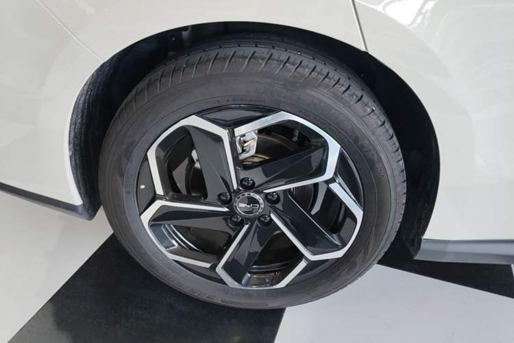 Used BYD Seal 06 New Energy 2024 DM-i 120KM Luxury Model Right Rear Wheel Hub