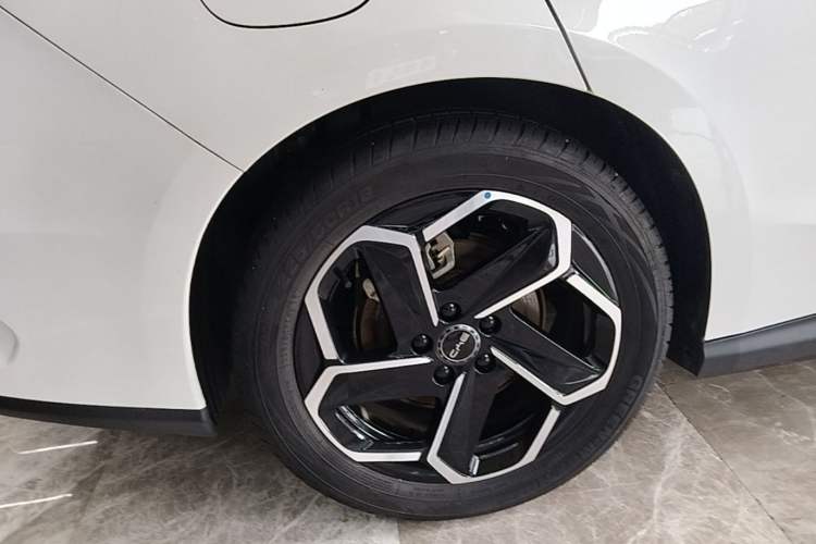 Used BYD Seal 06 New Energy 2024 DM-i 120KM Flagship Model Right Rear Wheel Hub