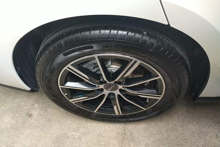 Used BYD Seal 06 New Energy 2024 DM-i 80KM Prestige Model Right Rear Wheel Hub