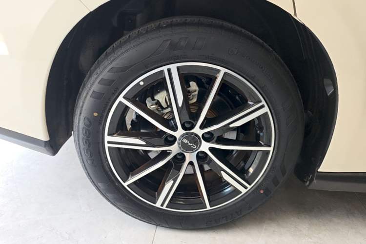 Used BYD Seal 06 New Energy 2024 DM-i 120KM Luxury Model Right Rear Wheel Hub