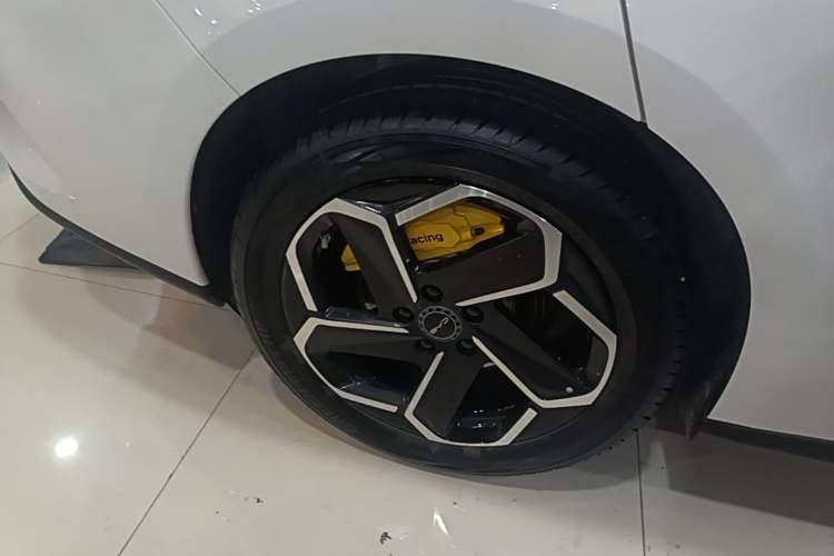 Used BYD Seal 06 New Energy 2024 DM-i 80KM Prestige Model Right Rear Wheel Hub
