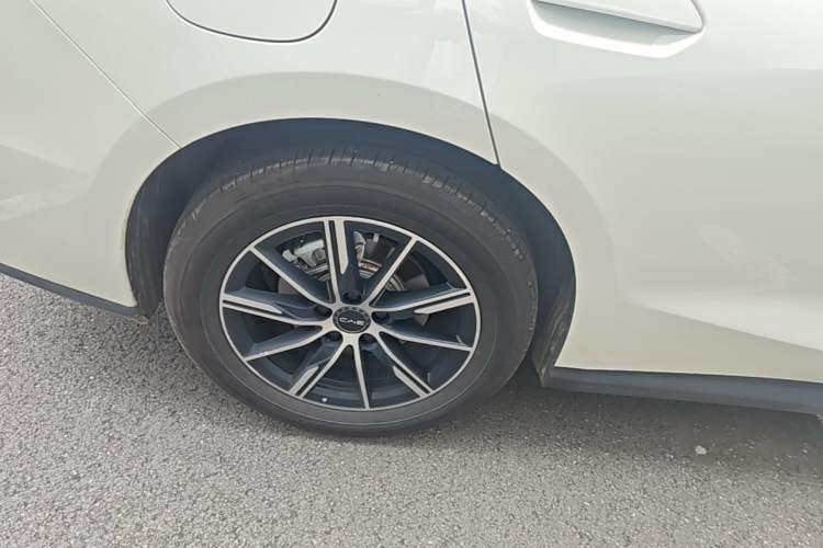 Used BYD Seal 06 New Energy 2024 DM-i 120KM Luxury Model Right Rear Wheel Hub