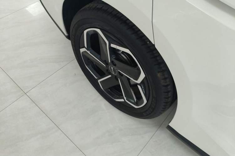 Used BYD Seal 06 New Energy 2024 DM-i 120KM Flagship Model Right Rear Wheel Hub
