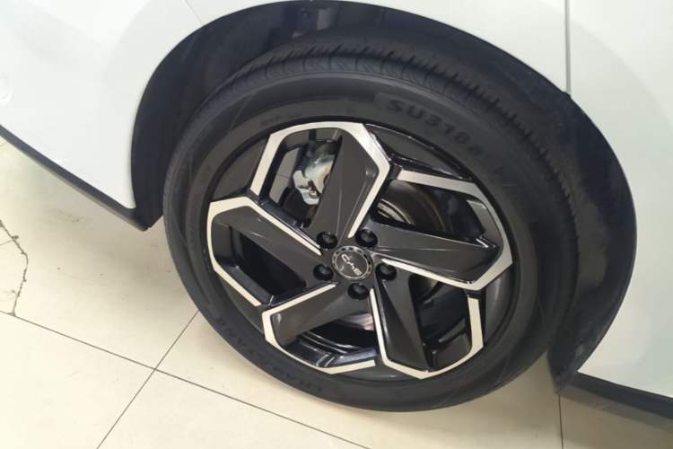 Used BYD Seal 06 New Energy 2024 DM-i 120KM Flagship Model Right Rear Wheel Hub