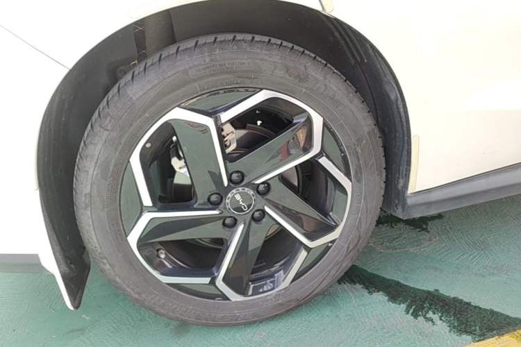 Used BYD Seal 06 New Energy 2024 DM-i 120KM Flagship Model Right Rear Wheel Hub