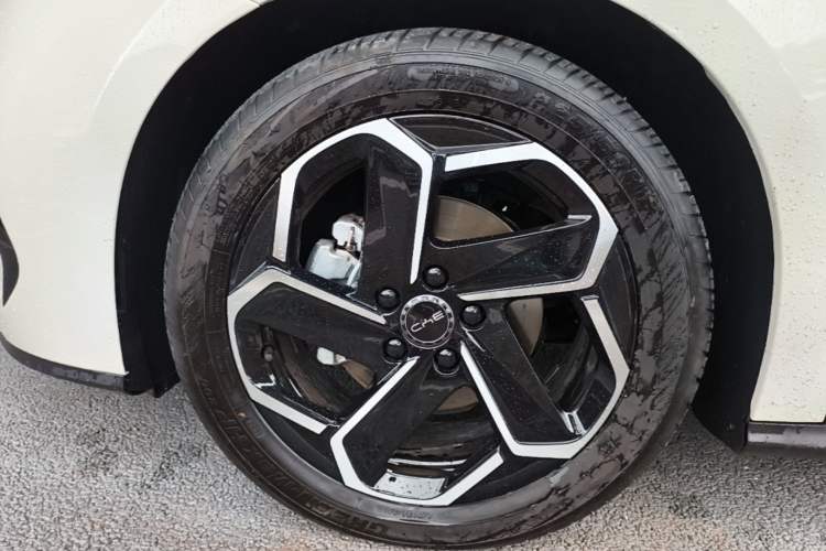 Used BYD Seal 06 New Energy 2024 DM-i 120KM Flagship Model Left Front Wheel Hub