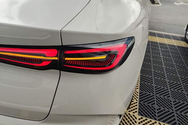 Used BYD Seal 06 New Energy 2024 DM-i 120KM Prestige Model Right Rear Taillight