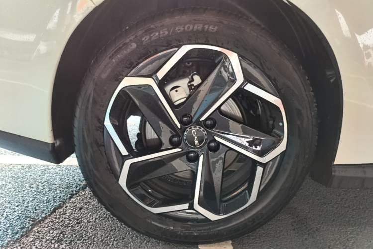 Used BYD Seal 06 New Energy 2024 DM-i 120KM Flagship Model Right Rear Wheel Hub