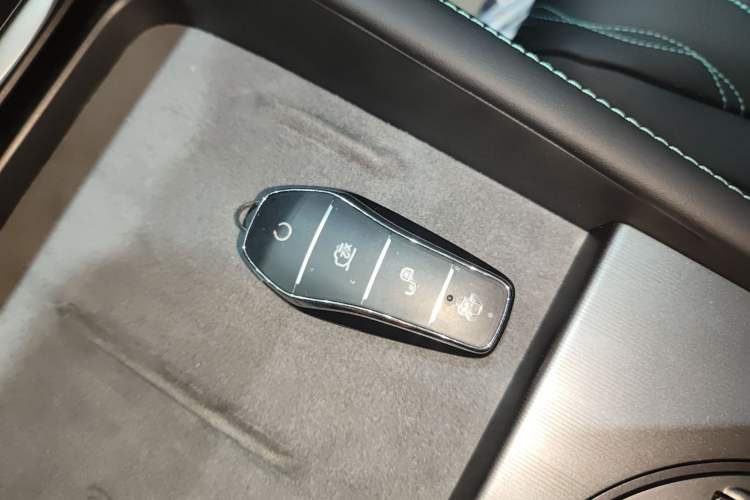 Used BYD Seal 06 New Energy 2025 DM-i Intelligent Drive 120KM Flagship Model Interior 1