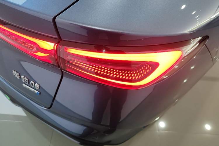 Used BYD Seal 06 New Energy 2025 DM-i Smart Drive 120KM Prestige Model Right Rear Taillight