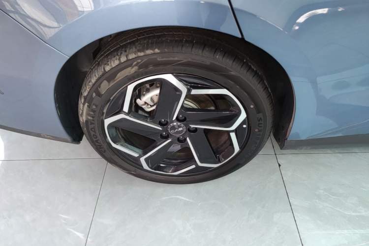 Used BYD Seal 06 New Energy 2025 DM-i Intelligent Drive 120KM Flagship Model Right Rear Wheel Hub