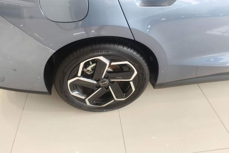 Used BYD Seal 06 New Energy 2025 DM-i Intelligent Drive 120KM Flagship Model Right Rear Wheel Hub