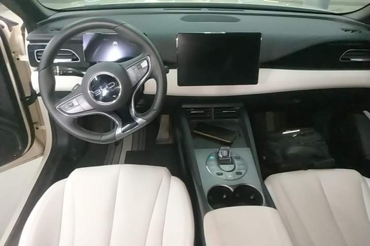 Used BYD Seal 06 New Energy 2025 DM-i Smart Drive 80KM Luxury Model Center Console
