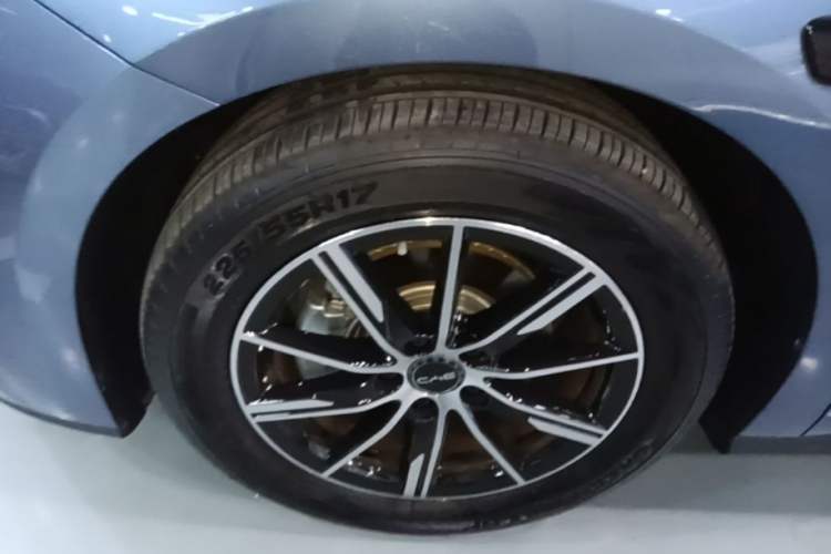 Used BYD Seal 06 New Energy 2025 DM-i Smart Drive 120KM Deluxe Model Left Front Wheel Hub