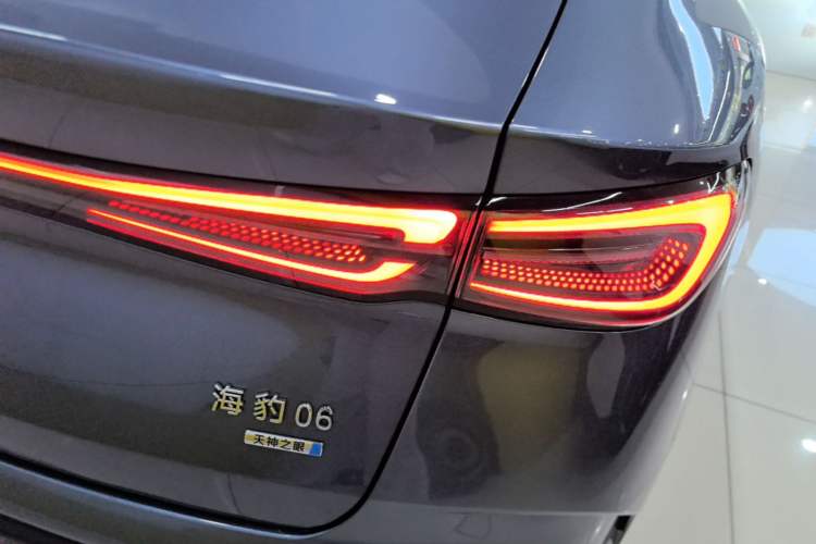 Used BYD Seal 06 New Energy 2025 DM-i Smart Drive 80KM Prestige Model Right Rear Taillight