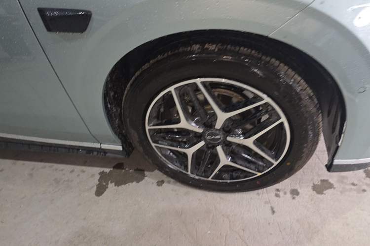Used BYD Seal 06 New Energy 2025 EV 545KM Flagship Edition Right Front Wheel Hub