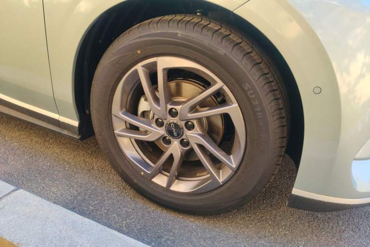 Used BYD Seal 06 New Energy 2025 EV 545KM Premium Edition Right Front Wheel Hub