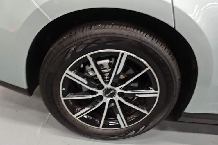 Used BYD Seal 06 New Energy 2025 DM-i Smart Drive 120KM Deluxe Model Right Rear Wheel Hub