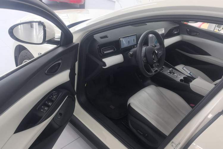 Used BYD Seal 06 New Energy 2025 DM-i Smart Drive 120KM Deluxe Model Interior 3