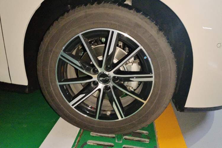 Used BYD Seal 06 New Energy 2025 DM-i Smart Drive 80KM Prestige Model Right Front Wheel Hub
