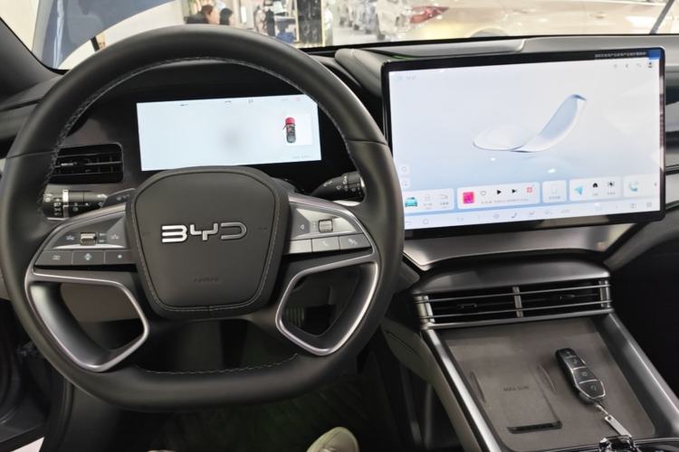 Used BYD Seal 06 New Energy 2025 DM-i Smart Drive 120KM Deluxe Model Center Console