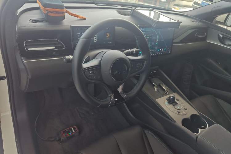 Used BYD Seal 06 New Energy 2025 DM-i Smart Drive 120KM Deluxe Model Center Console