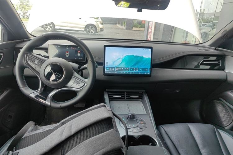 Used BYD Seal 06 New Energy 2025 DM-i Smart Drive 120KM Deluxe Model Center Console