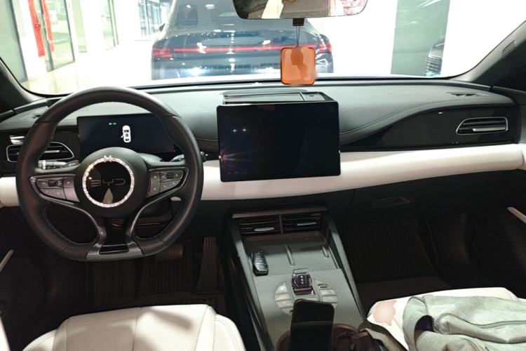 Used BYD Seal 06 New Energy 2025 DM-i Smart Drive 80KM Luxury Model Center Console