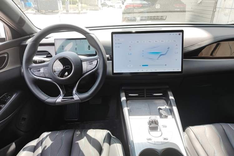 Used BYD Seal 06 New Energy 2025 DM-i Intelligent Drive 120KM Flagship Model Center Console