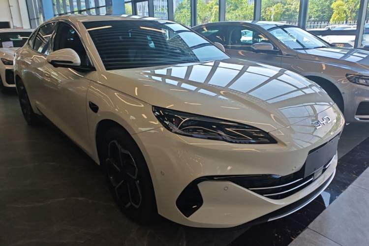 Used BYD Seal 06 New Energy 2025 DM-i Intelligent Drive 120KM Flagship Model Front Right 45 Deg