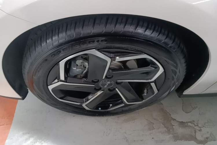 Used BYD Seal 06 New Energy 2025 DM-i Intelligent Drive 120KM Flagship Model Left Front Wheel Hub