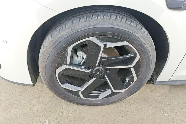 Used BYD Seal 06 New Energy 2025 DM-i Intelligent Drive 120KM Flagship Model Left Front Wheel Hub