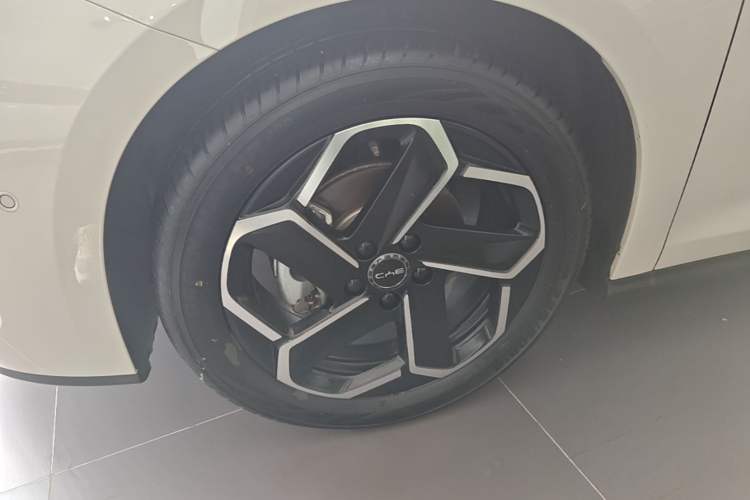 Used BYD Seal 06 New Energy 2025 DM-i Intelligent Drive 120KM Flagship Model Left Front Wheel Hub