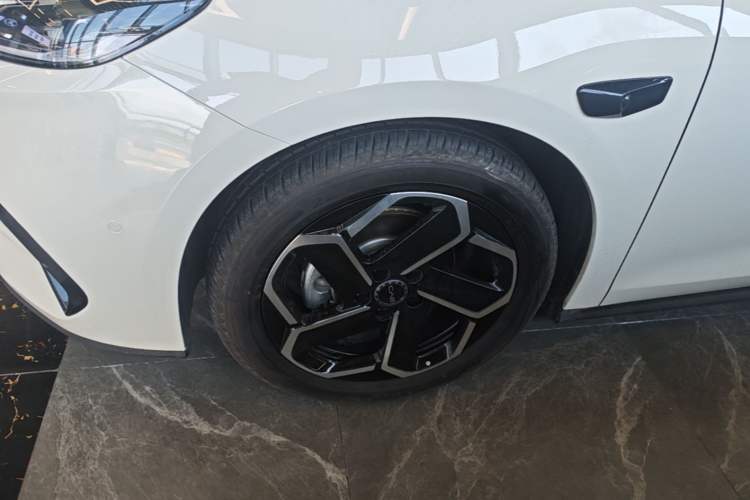 Used BYD Seal 06 New Energy 2025 DM-i Intelligent Drive 120KM Flagship Model Left Front Wheel Hub