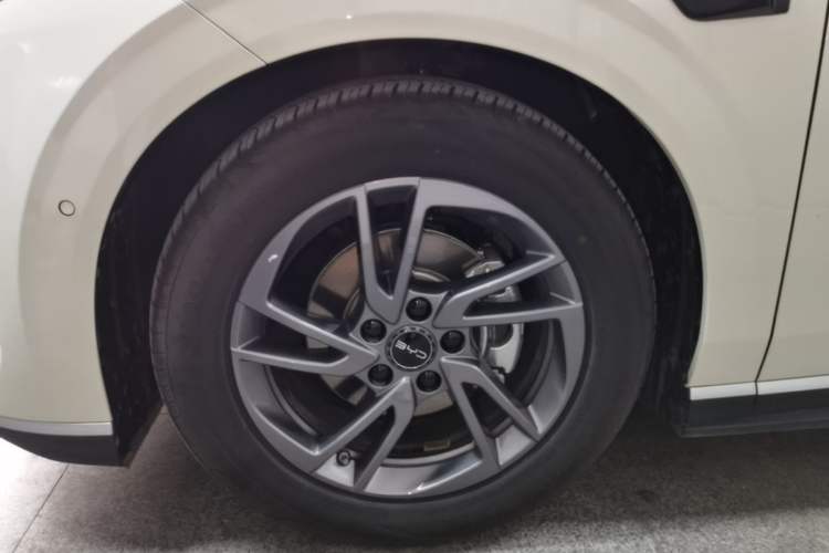Used BYD Seal 06 New Energy 2025 EV 545KM Premium Edition Left Front Wheel Hub