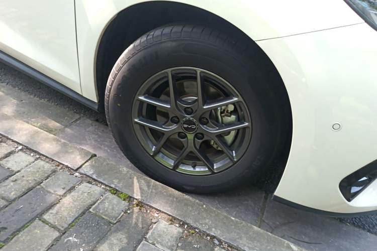 Used BYD Seal 06 New Energy 2025 DM-i Smart Drive 80KM Luxury Model Right Front Wheel Hub