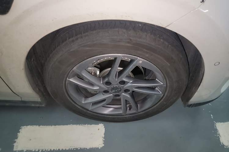 Used BYD Seal 06 New Energy 2025 EV 545KM Premium Edition Right Front Wheel Hub