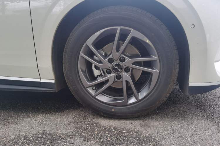 Used BYD Seal 06 New Energy 2025 EV 545KM Premium Edition Right Front Wheel Hub