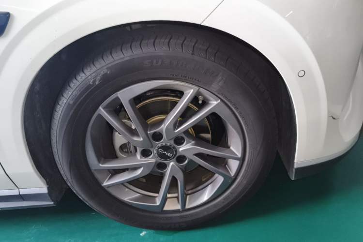 Used BYD Seal 06 New Energy 2025 EV 545KM Premium Edition Right Front Wheel Hub