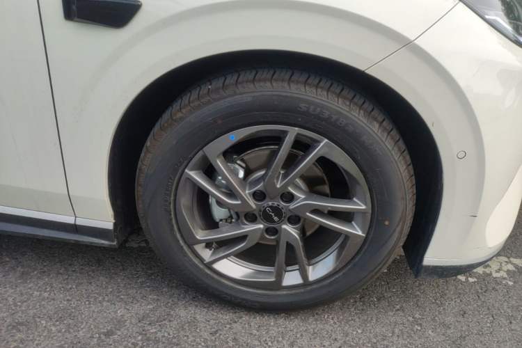 Used BYD Seal 06 New Energy 2025 EV 545KM Premium Edition Right Front Wheel Hub