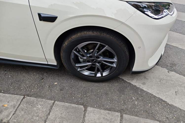 Used BYD Seal 06 New Energy 2025 EV 470KM Prestige Edition Right Front Wheel Hub