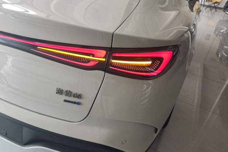 Used BYD Seal 06 New Energy 2025 DM-i Smart Drive 120KM Prestige Model Right Rear Taillight